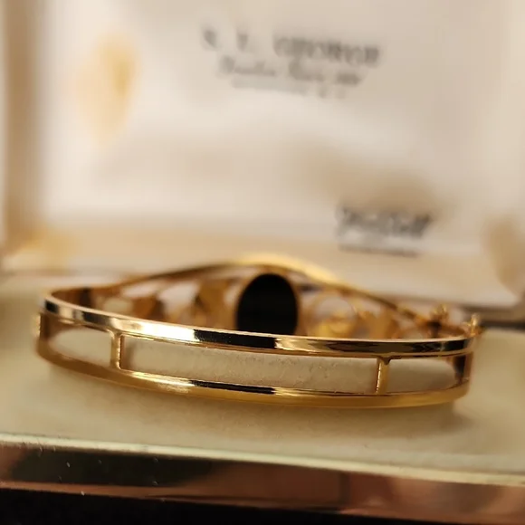 Vintage Gold and Black Bracelet - Picture 7 of 16